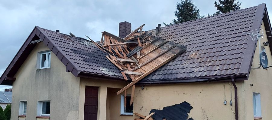 Uszkodzony dom przez dach, który przeniósł wiatr w Radomnie