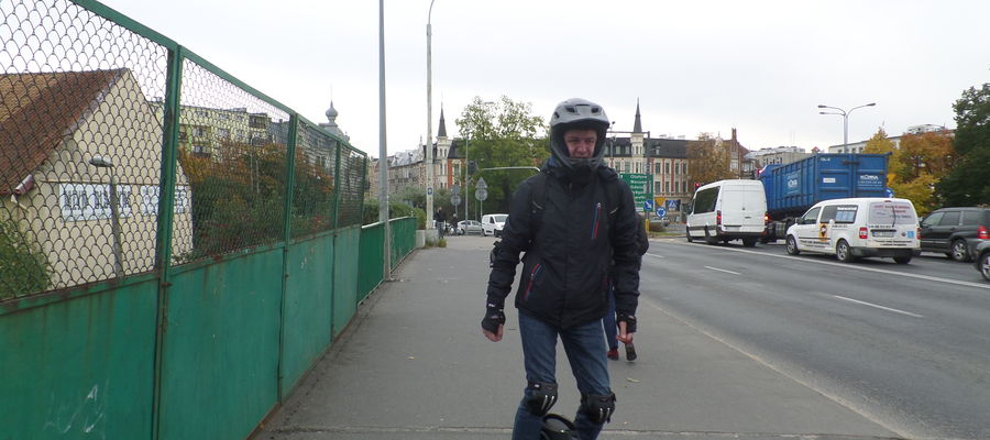 Kamil Pawłowski przejechał na swoim  monocyklu już 950 kilometrów