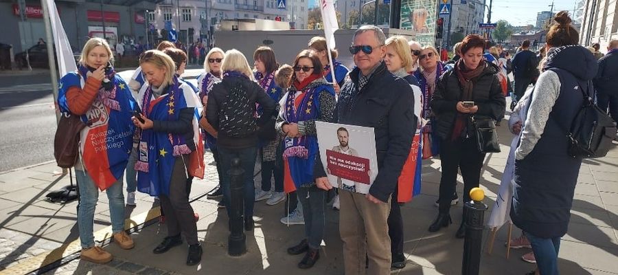 Nauczyciele z Olsztyna pojechali do Warszawy walczyć o swoje prawa
