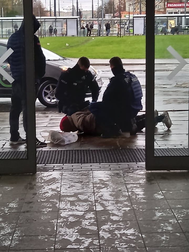 Mężczyzna został zakuty w kajdanki na dworcu głównym w Olsztynie