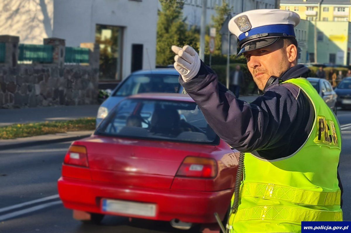 Policjant kierujący ruchem w Nowym Mieście Lubawskim
