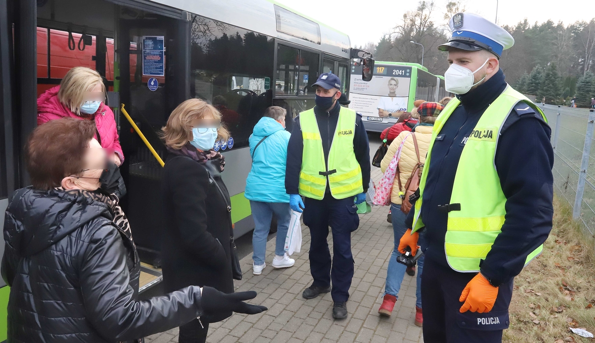 Policjanci kontrolują pasażerów komunikacji miejskiej w Olsztynie, czy mają maseczki