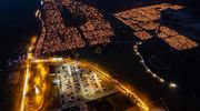 Cmentarz w Dywitach nocą z lotu ptaka. Zdjęcia zapierają dech w piersiach