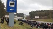 Tysiące uchodźców ruszyło na granicę z Polską [VIDEO]