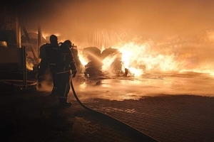 Pożar składowiska odpadów foliowych w Gronowie Górnym koło Elbląga. Dym jest ogromny. Strażacy: nie otwierajcie okien [VIDEO]