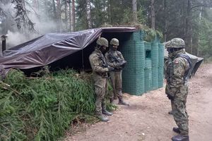 Żołnierze przygotowują "miasteczko" na granicy