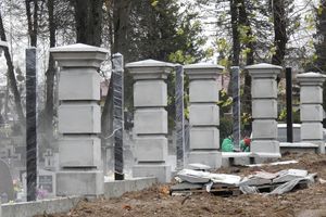  Budowa muru cmentarnego nabiera tempa