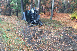 DK 53. Samochód uderzył w drzewo w pobliżu Marcinkowa. Droga jest częściowo zablokowana