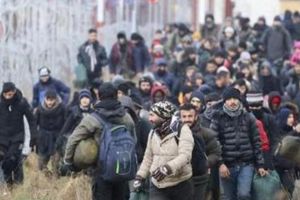 Kolumny migrantów zmierzają w stronę granicy
