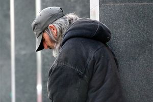 Nadchodzą zimne dni. Jak pomagać bezdomnym odpowiedzialnie?