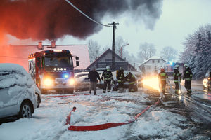 Ogromny pożar hali w Olsztynie. Na miejscu walczy 7 zastępów straży pożarnej [ZDJĘCIA, VIDEO]