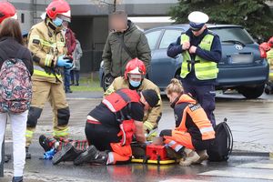 Nastolatka wbiegła pod koła samochodu koło dworca w Olsztynie. Jest w szpitalu
