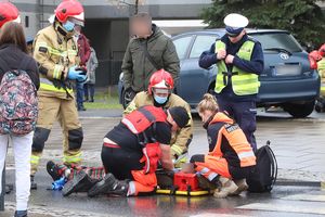 Nastolatka wbiegła pod koła. Jest w szpitalu