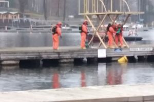Niebezpieczne pojemniki w jeziorze Kisajno - ćwiczenia strażaków z Giżycka i Olsztyna 