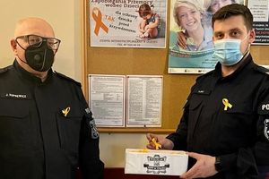Policjanci z Olecka włączyli się w kampanię „Pomarańczowa wstążka”