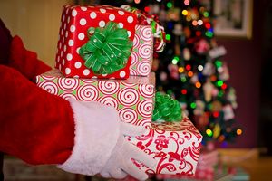 Święty Mikołaj, Trzej Królowie, Befana. Kto w Europie przynosi dzieciom świąteczne prezenty?