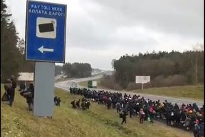 Tysiące uchodźców ruszyło na granicę z Polską [VIDEO]