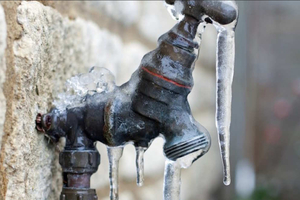 Zabezpiecz instalację wodociągową na zimę. Tym bardziej, że to obowiązkowe