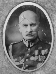 Generał Franciszek K. Ostrowski ( zdjęcie umieszczone na grobie generała)