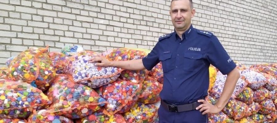 asp. Adam Trzonkowski jest znanym policjantem nie tylko na terenie swojego miasta. Tak naprawdę to zna go chyba cała Polska dzięki zbiórce nakrętek „Nakręć się na pomaganie”