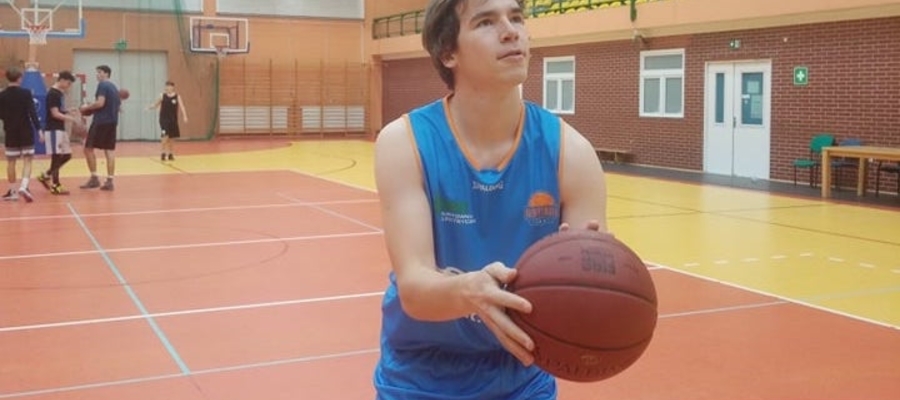 Jakub Jurczak (Orka Iława) zdobył 12 punktów w meczu z Wilkami Ełk. Koszykarz ten trenuje również... żeglarstwo (MOS Iława)