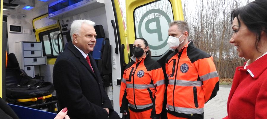 Wiceminister zdrowia Waldemar Kraska i senator Małgorzata Kopiczko rozmawiają z oleckimi ratownikami medycznymi
