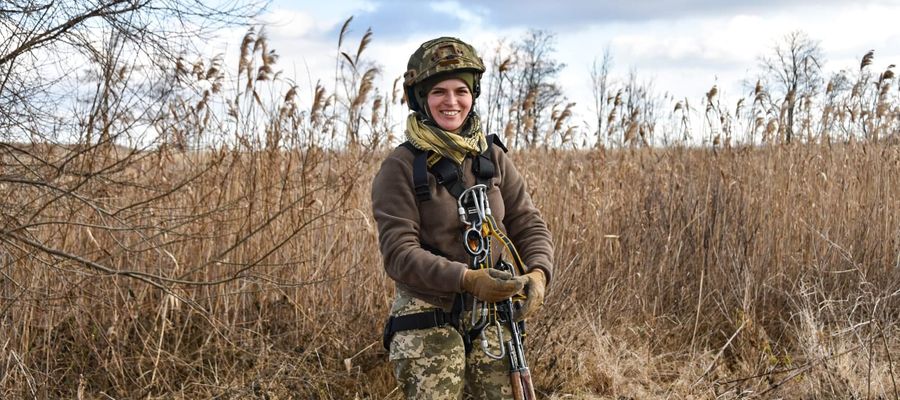 Ukraińska żołnierka służąca na wschodzie Ukrainy, przy  granicy z terenami opanowanymi przez rosyjskich separatystów