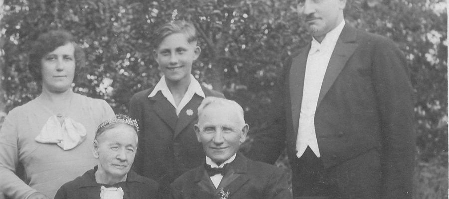 W 1935 roku Baczewscy z synami przyjechali z Berlina do Bratiana pod Nowym Miastem Lubawskim, gdzie 24 czerwca odbyły się złote gody seniorów Anny i Jana Baczewskich (siedzą). Z prawej: Jan Baczewski (1890-1958), obok jego syn Zbigniew i żona Łucja.
