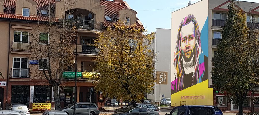 Jednym ze zgłoszonych projektów jest wykonanie muralu upamiętniającego Roberta Leszczyńskiego. Mural miałby powstać na ścianie bloku przy Pl. Wolności 25, w którym mieszkał pochodzący z Olecka dziennikarz i krytyk muzyczny 