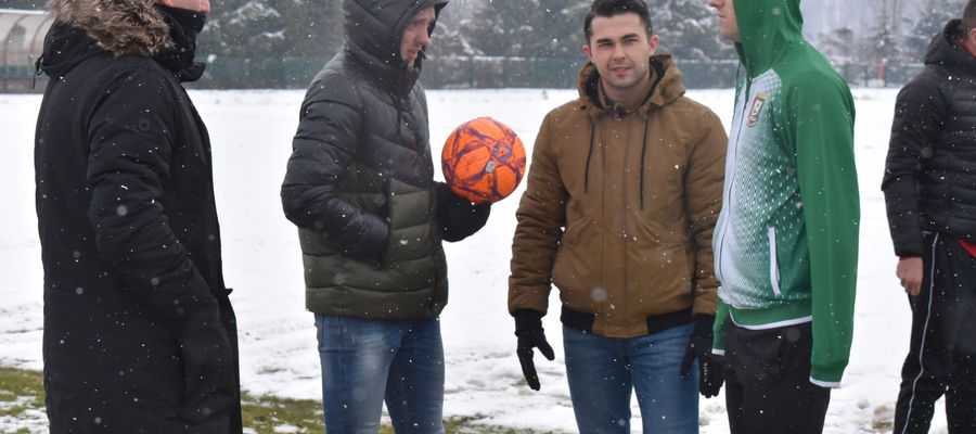 Mecz Znicz – Pilica odwołano z powodu śniegu, który zasypał stadion w Białej Piskiej 