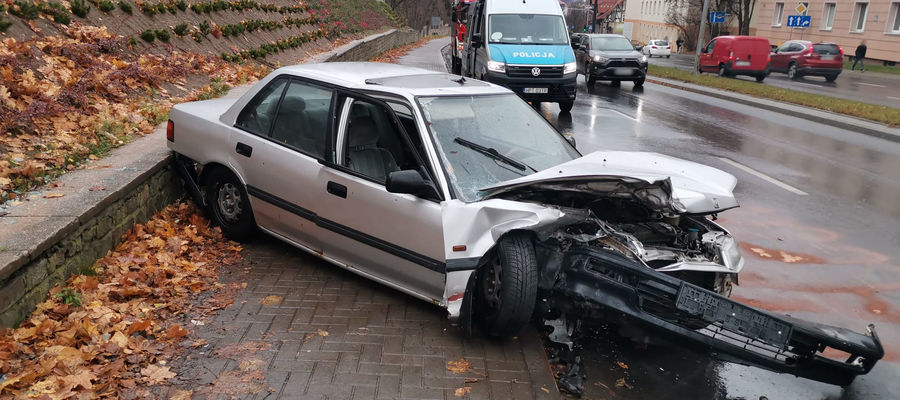 Samochód prowadziła pijana 24-latka. Wjechała w mur w Olsztynie