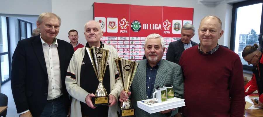 Zwyciężyła para Lech Jasik i Henryk Kukawski (na zdjęciu w środku). Po lewej stronie wójt gminy Iława Krzysztof Harmaciński, a po prawej Marian Szkamelski, przewodniczący GZ LZS Iława  