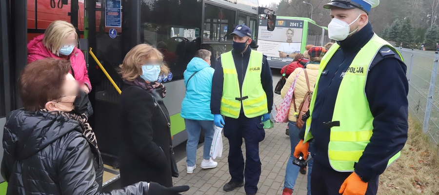Policjanci kontrolują pasażerów komunikacji miejskiej w Olsztynie, czy mają maseczki