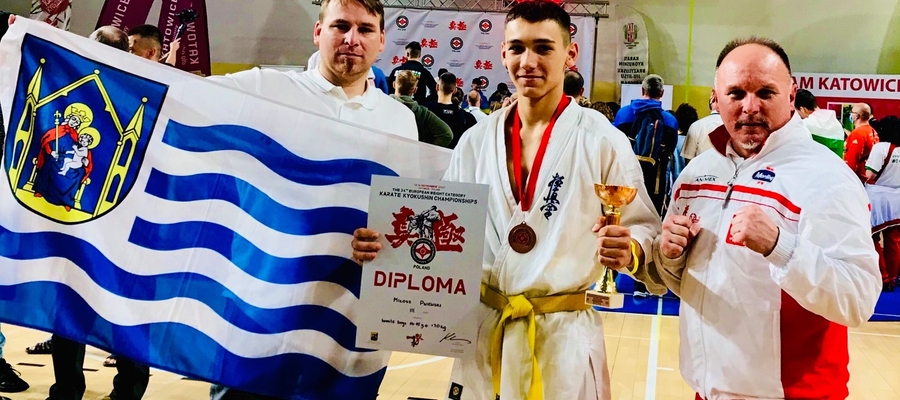 Od lewej Krzysztof Odzioba, Miłosz Pniewski (brązowy medal ME) oraz sensei Tomasz Gąska — wszyscy z Iławskiego Klubu Kyokushin Karate