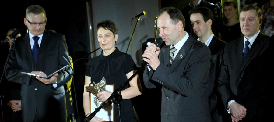 Wśród dziesięciu najpopularniejszych sportowców województwa w 2013 roku znalazł się Denis Ambroziak. Nagrodę w imieniu olsztyńskiego kajakarza odebrała jego mama (druga z lewej), ale równie dumny z tego wyróżnienia był Janusz Milewski (przy mikrofonie), prezes Kayak Sport Club Olsztyn