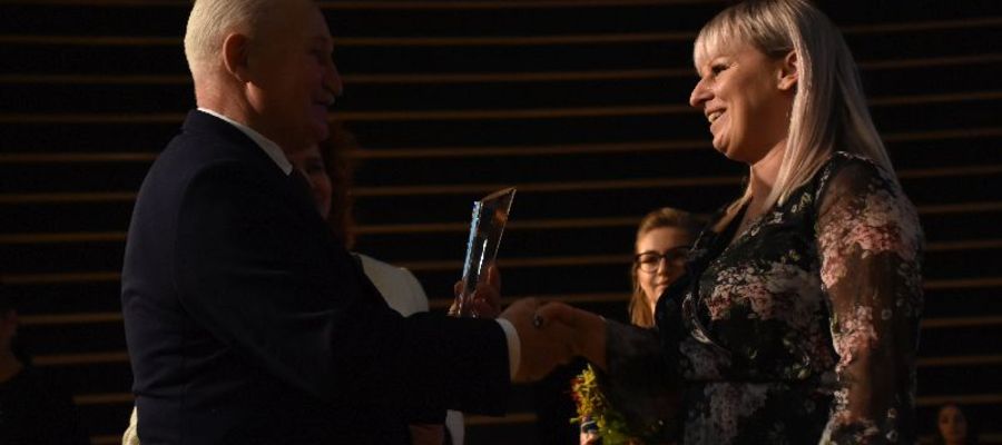 Anna Pijaczyńska, dyrektor OPS w Mszanowie odbiera nagrodę z rą Marszałka