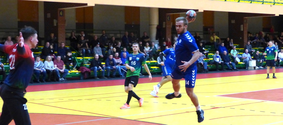 Kacper Werra (Jeziorak Iława) w ataku na bramkę Łukasza Dobrzańskiego (Handball Czersk)