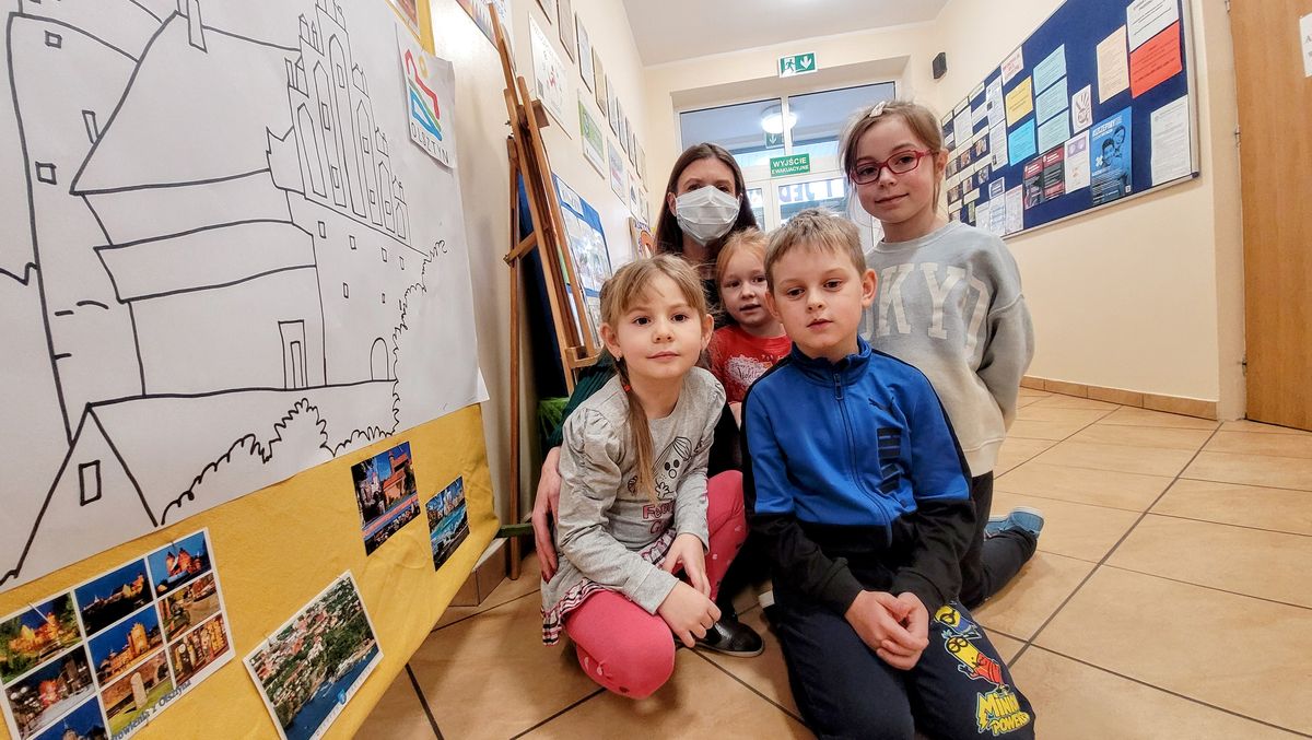 Przedszkolaki cieszą się wystawą o Olsztynie
