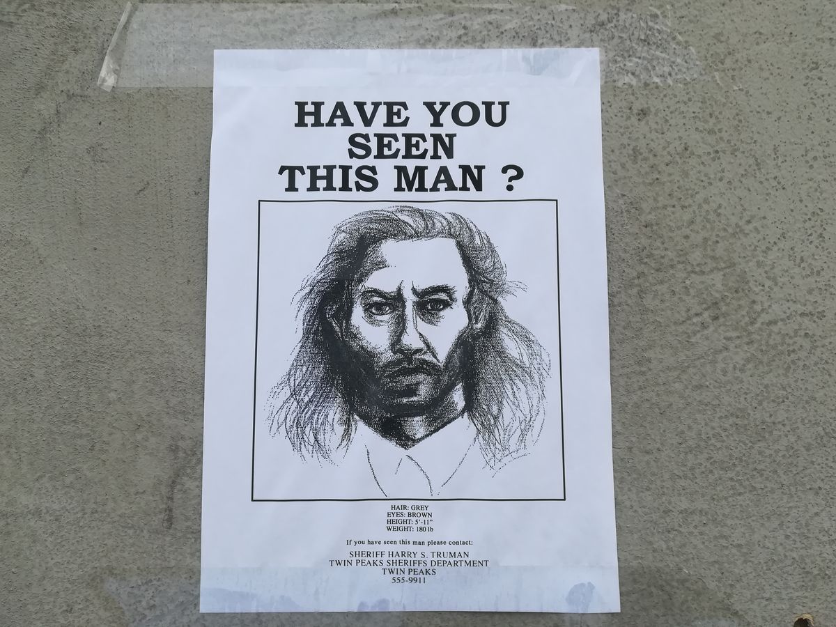 Na olsztyńskiej starówce pojawiły się tajemnicze plakaty. Czy widzieliście mężczyznę przedstawionego na portrecie?