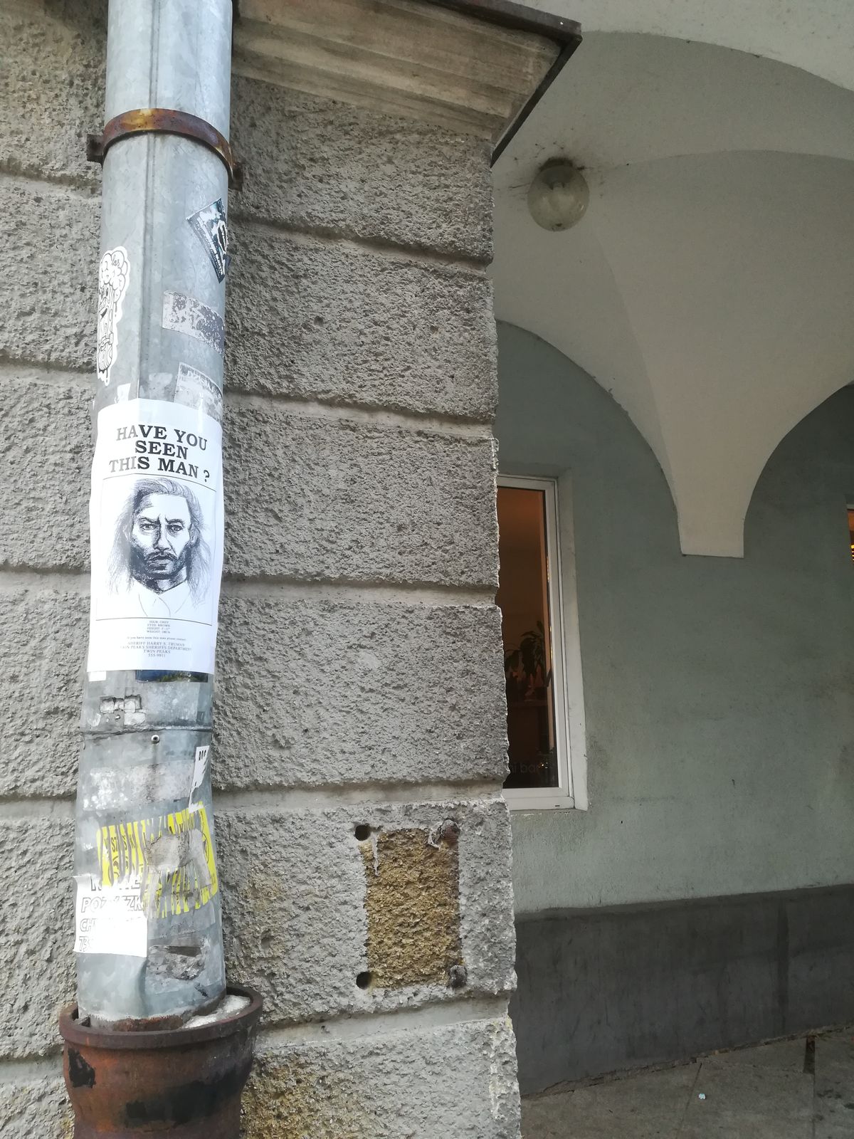 Na olsztyńskiej starówce pojawiły się tajemnicze plakaty. Czy widzieliście mężczyznę przedstawionego na portrecie?