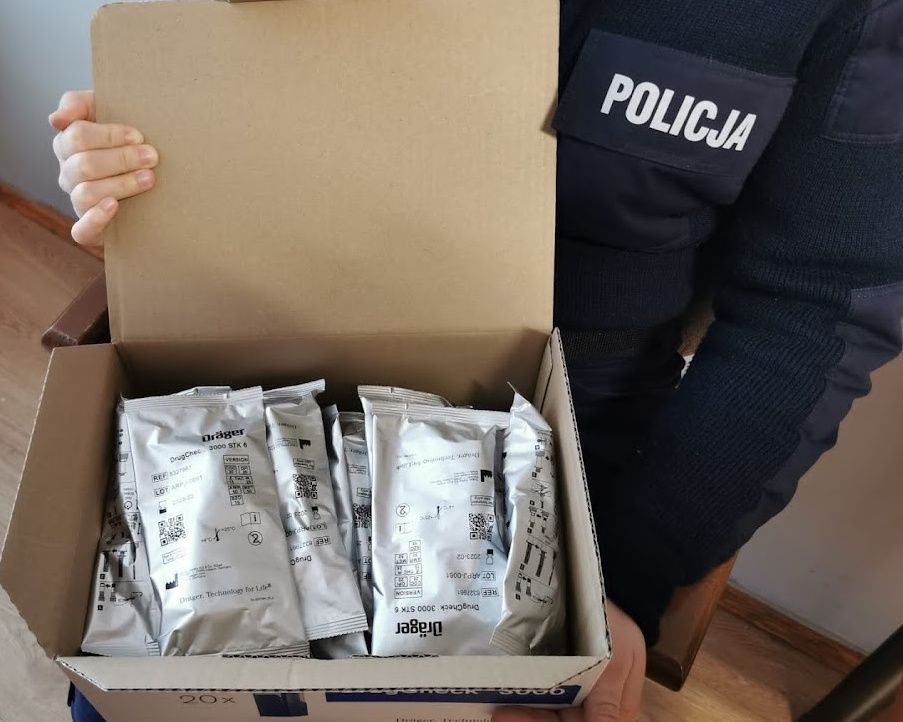 Urząd Miasta i Gminy Ruciane-Nida przekazał policjantom narkotestery