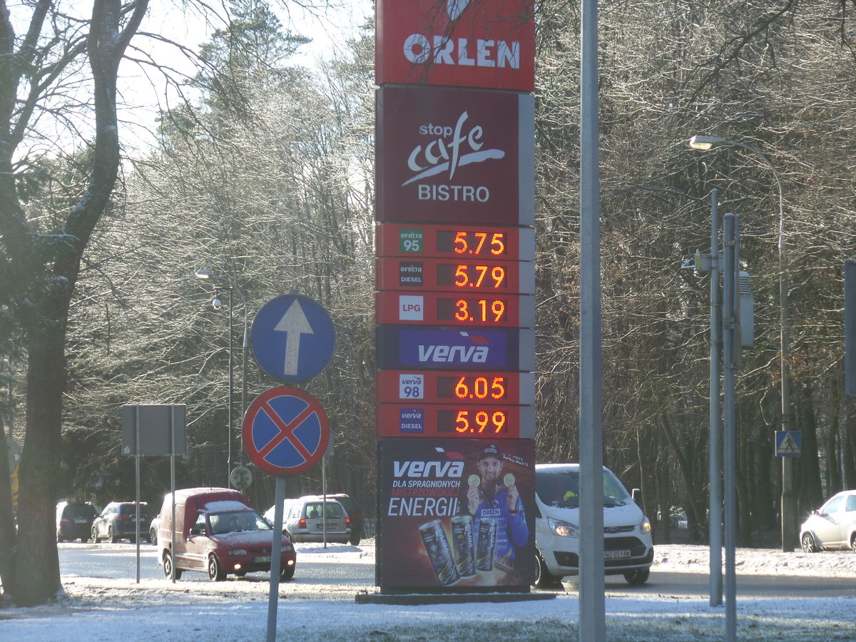 Ceny paliw spadły poniżej 6 zł za litr