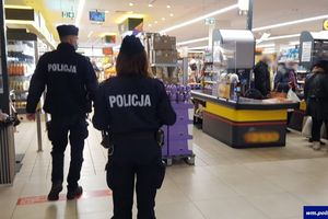 Pamiętaj o maseczce podczas zakupów — przypominają policjanci i kontrolują kupujących 
