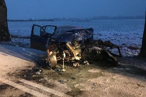 BMW uderzyło w drzewo. 25-letni kierowca w szpitalu