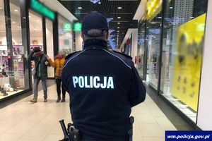 Policjanci nadal kontrolują zakupowiczów