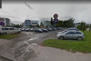 Parking w pobliżu Miejskiego Urzędu Pracy w Olsztynie. 