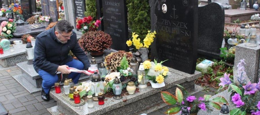 Sekretarz miasta zapalił znicze na grobach Elblążan, którzy polegli w grudniu 1970 roku