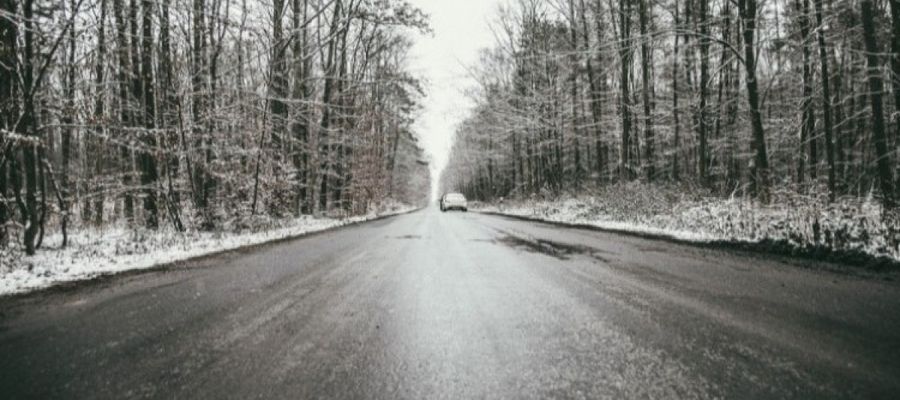 Sypnęło śniegiem, warunki na drogach są coraz trudniejsze. Policjanci apelują do kierowców o zachowanie ostrożności