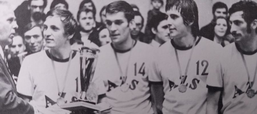 1973 rok: gratulacje mistrzom Polski składa R. Zalewski z działu sportowego "Gazety Olsztyńskiej" 