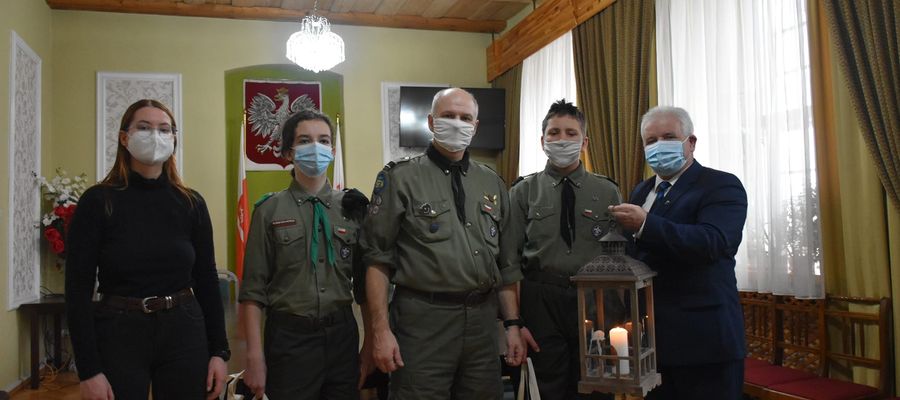 Harcerze ze szczepu "Watra" przekazali Betlejemskie Światełko Pokoju na ręce burmistrza Reszla